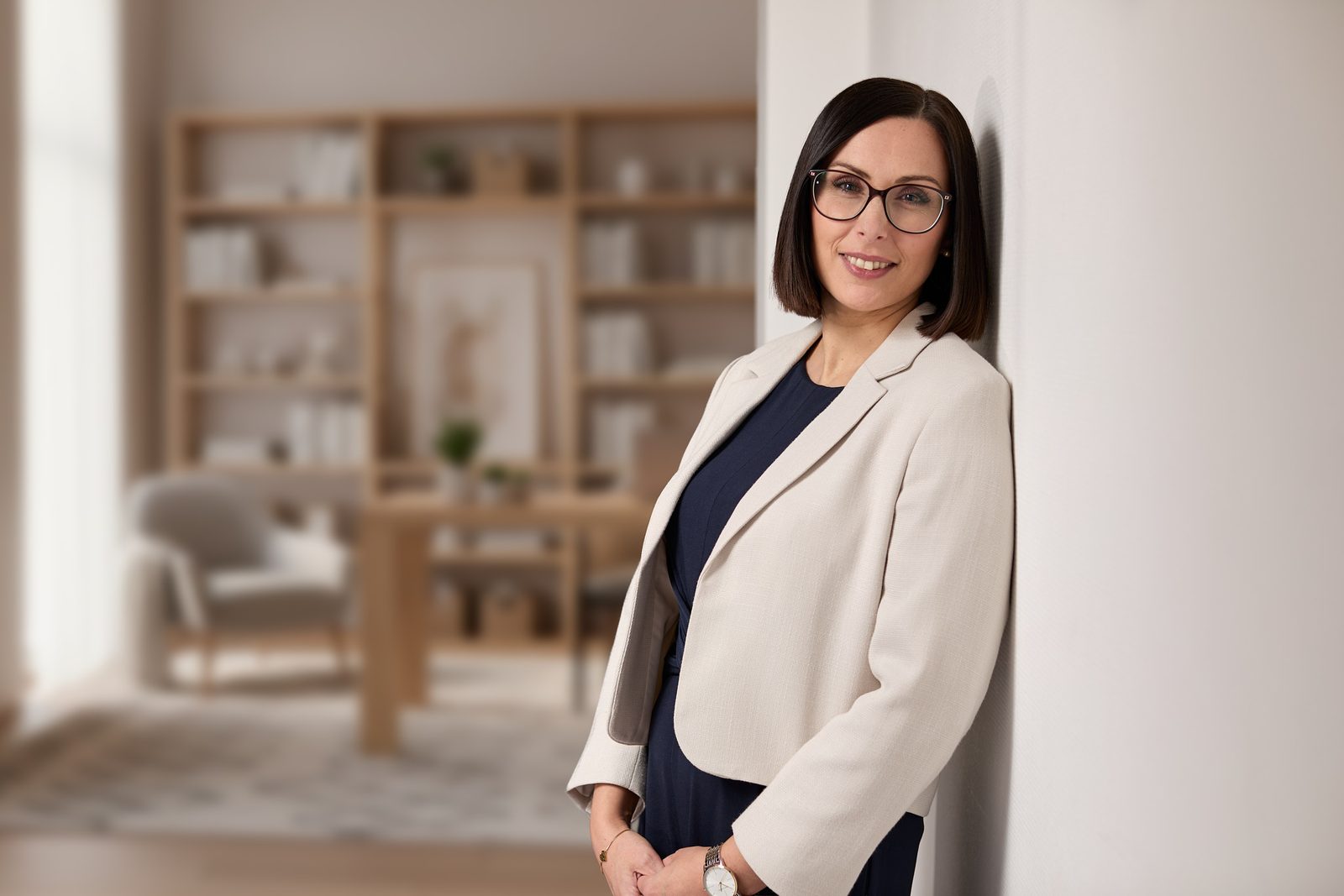 Maria Solazzo in ihrem Büro mit Bücherregal im Hintergrund
