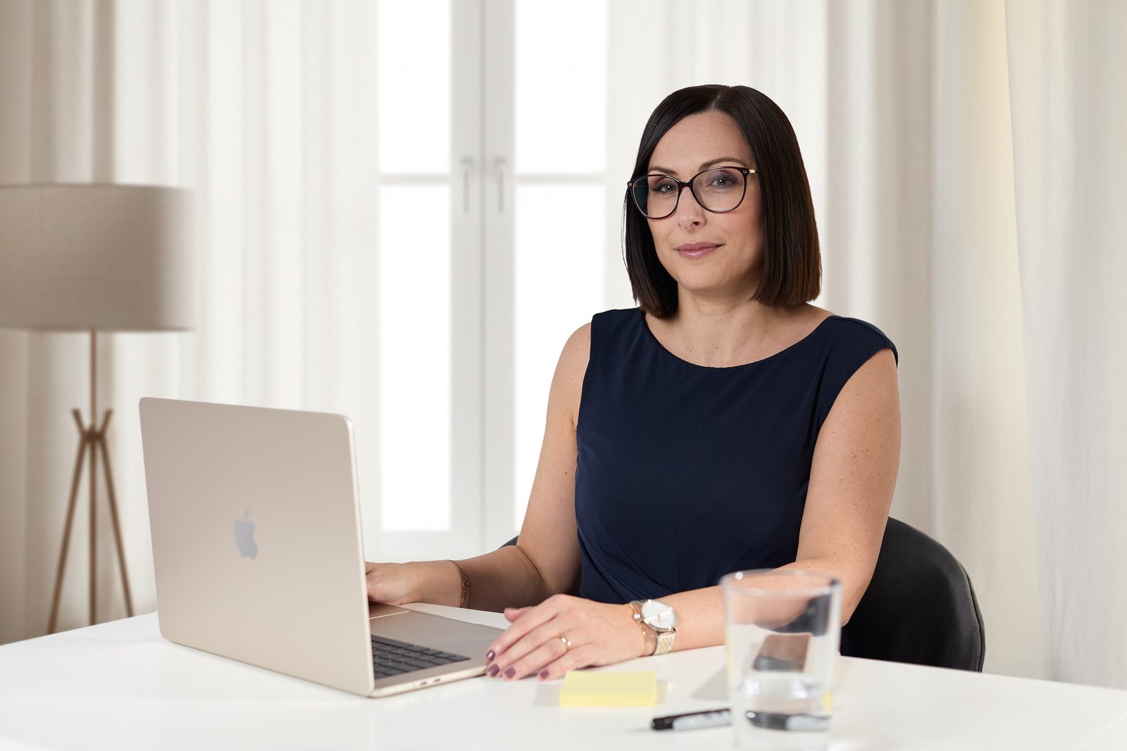 Maria Solazzo am Schreibtisch in ihrem hellen Büro